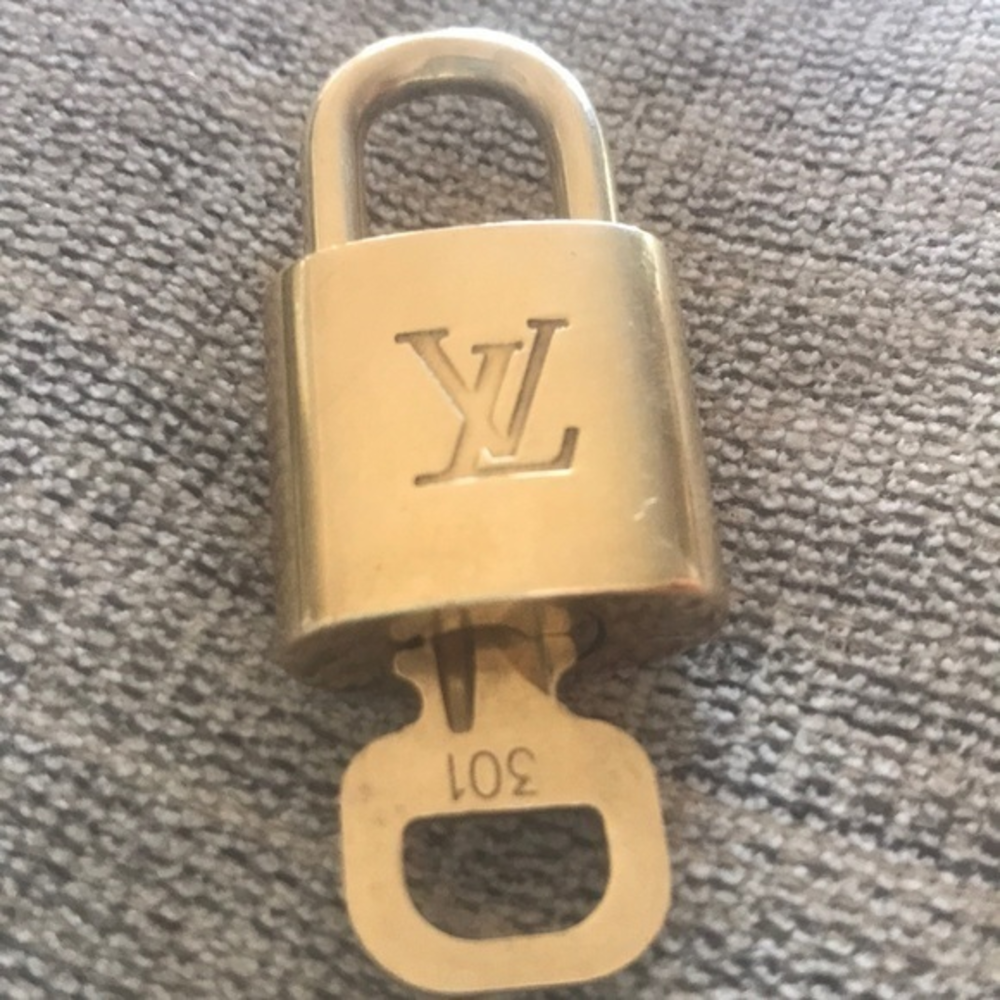 Authentic Louis‎ Vuitton Gold Brass Padlock Key #301